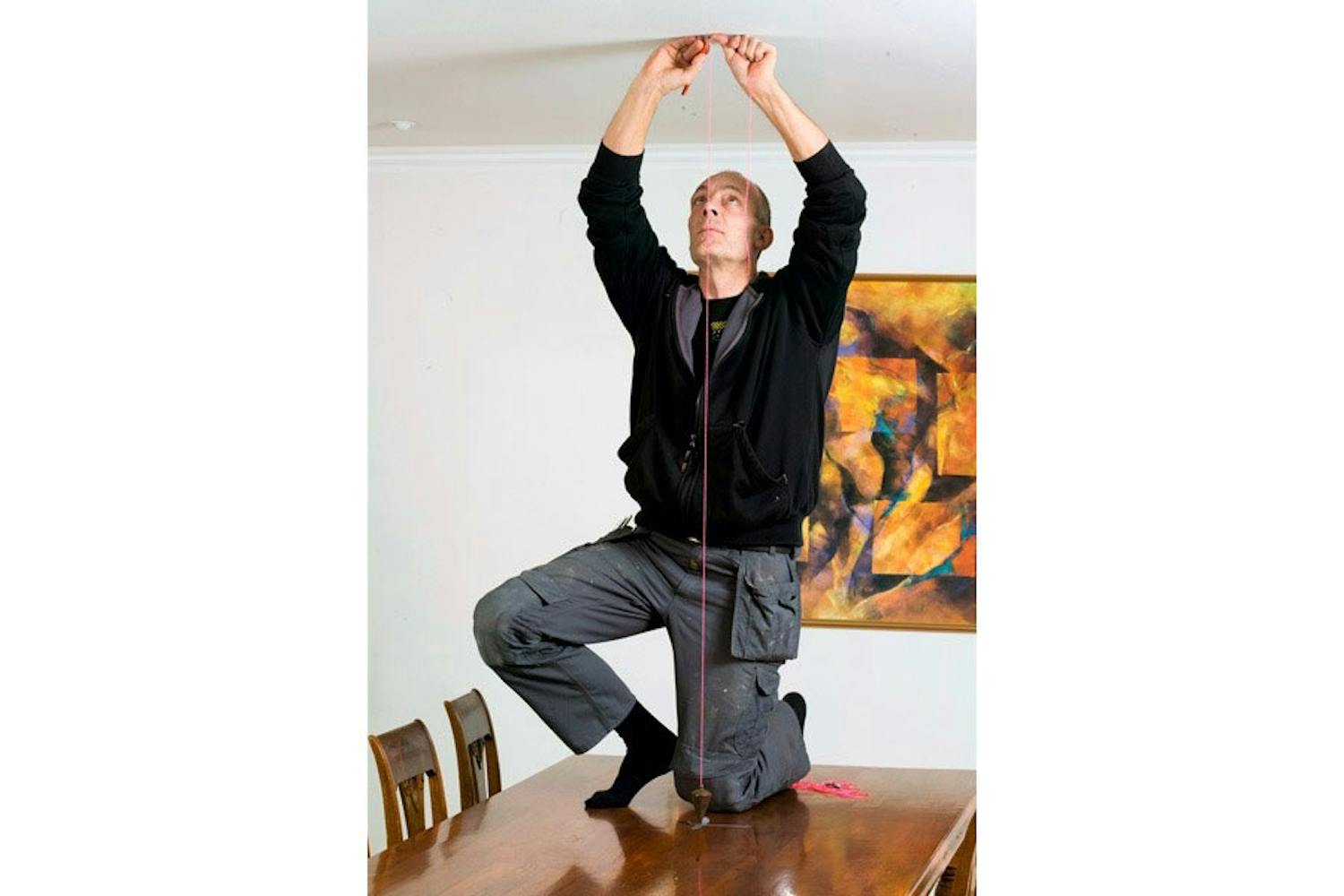 Når du har funnet midten på bordet, tar det bare et øyeblikk å merke opp hvor lampen skal henge. Når du har funnet midten på bordet, tar det bare et øyeblikk å merke opp hvor lampen skal henge.